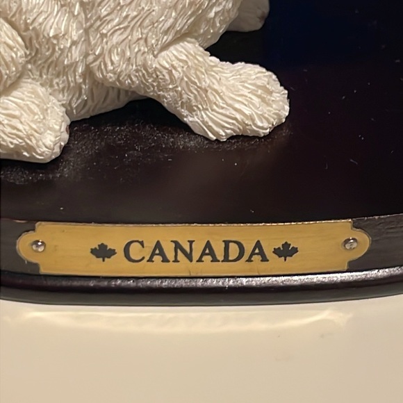 Canada souvenir polar bear on wooden base. 4” - Picture 5 of 6